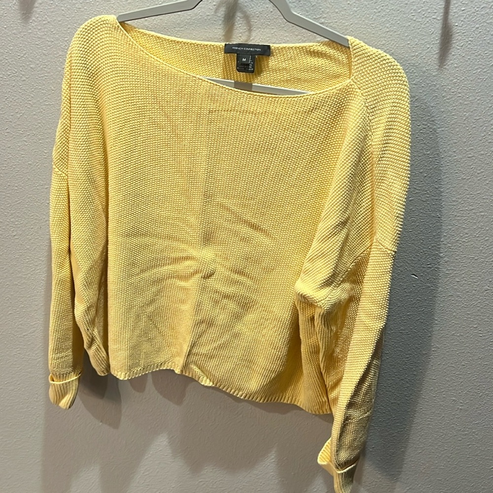 Great condition cropped sweater. Heavier and thicker material